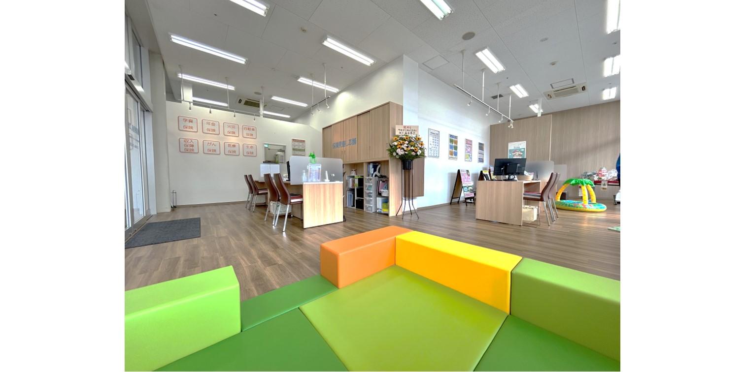 L字型の広い店内です(保険見直し本舗ミスターマックス湘南藤沢店)